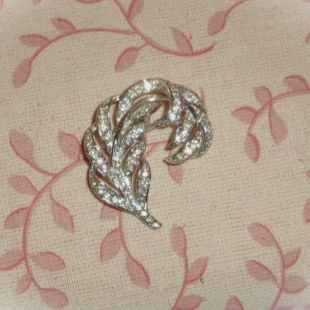 BEAUTIFUL SILVER SEQUINED USNER ARTWORK BROOCH PIN-SPARKLING DELIGHT